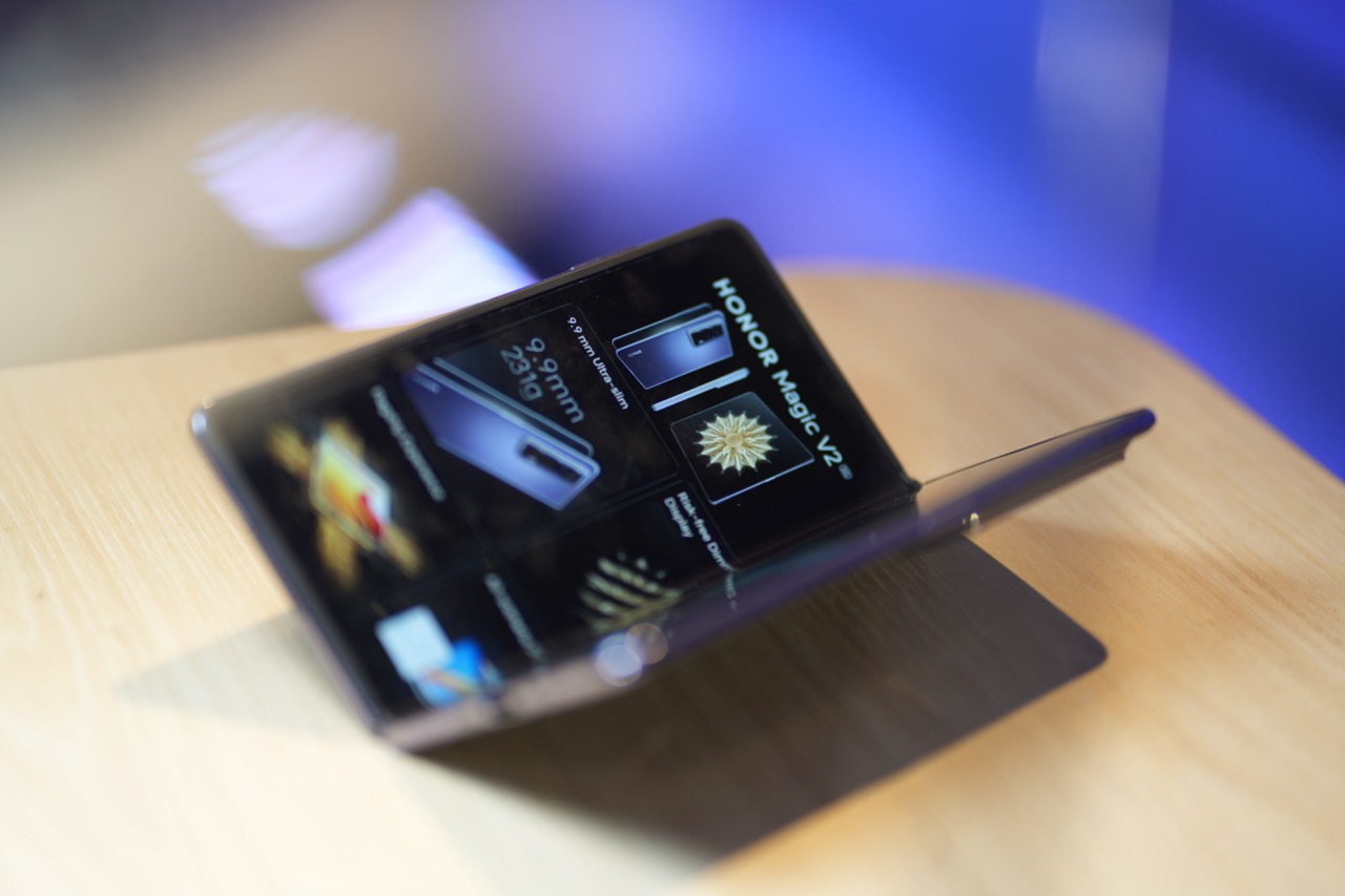 World's Thinnest Foldable Phone HONOR Magic V2